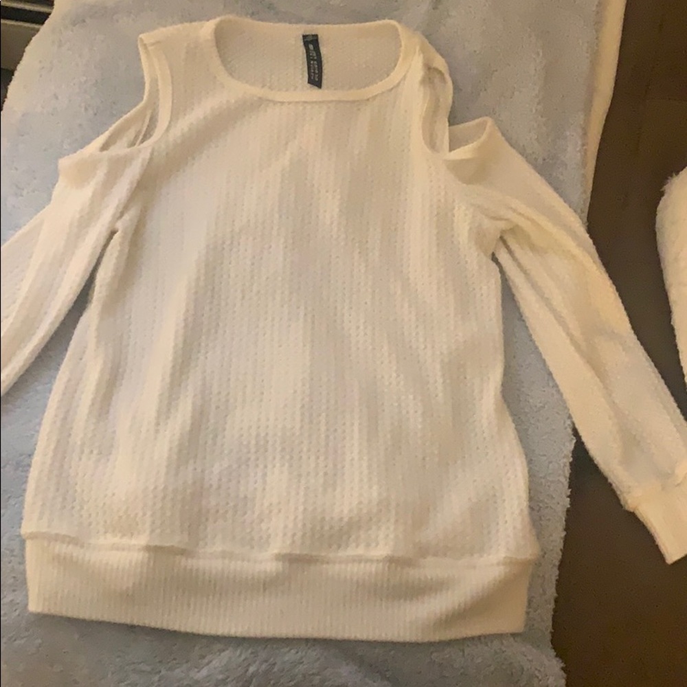 White thermal cold shoulder
